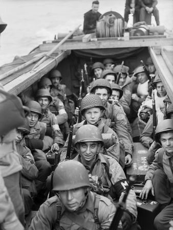 20200827-American_troops_on_board_a_landing_craft_heading_for_the_beaches_at_Oran_in_Algeria_during_Operation_'Torch',_November_1942._A12661